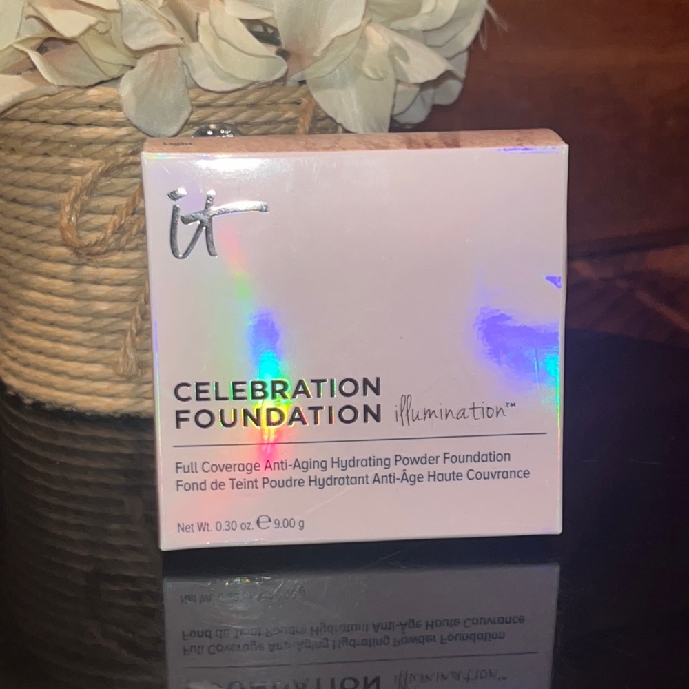 IT CELEBRATION FOUNDATION ILLUMINATION full coverage anti-aging hydrating powder